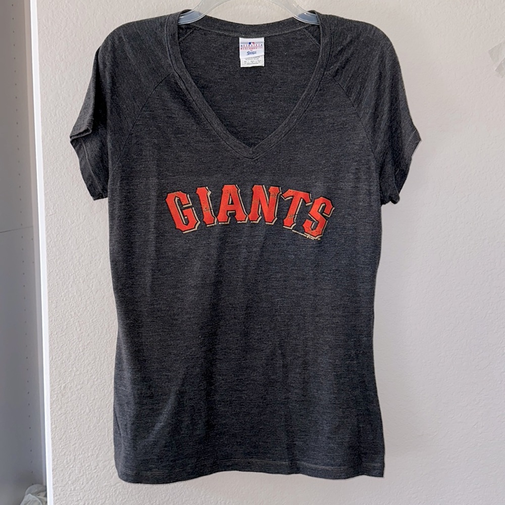 Giants Baseball Vintage Design V-neck T-shirt. Size XL. Color: charcoal gray.